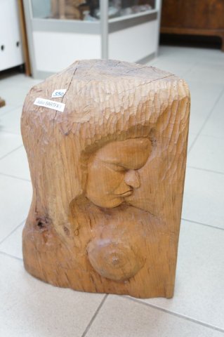 reliéf žena
