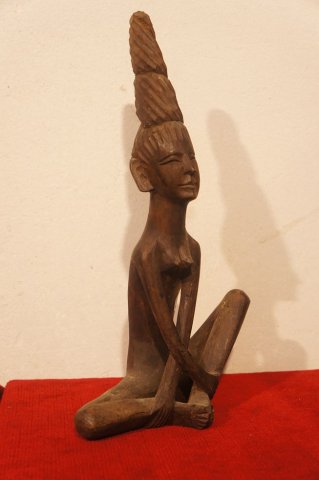 sediaca žena