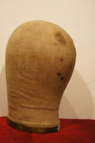 stojan na klobúky