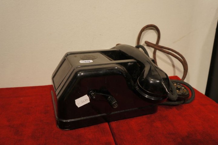 telefón s kľukou
