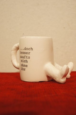 šálka s nohami