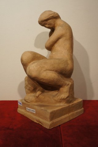 sediaca žena