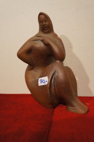sediaca žena