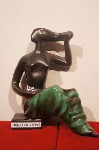 sediaca žena