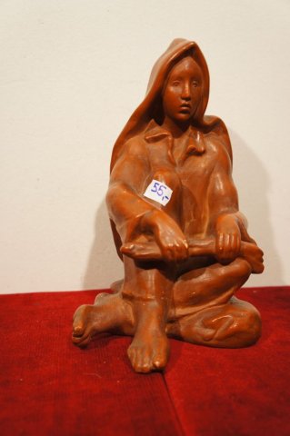 sediaci chlapec