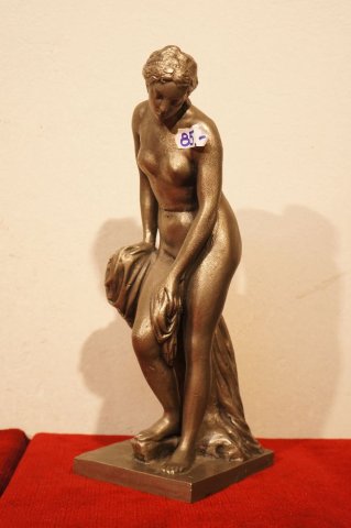 sediaca žena