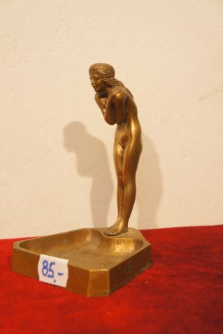 žena akt miska