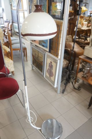 podlahová lampa