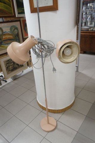 podlahová lampa