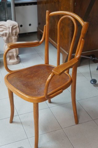 stolička s opierkami
