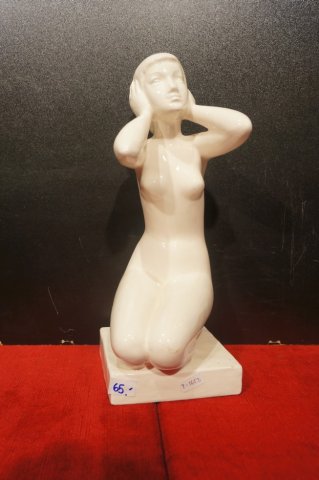 kľačiaca žena