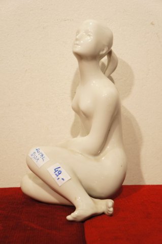 sediace dievča