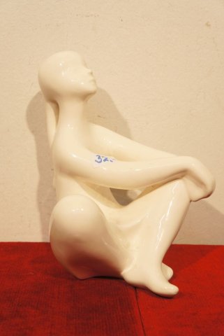 sediace dievča