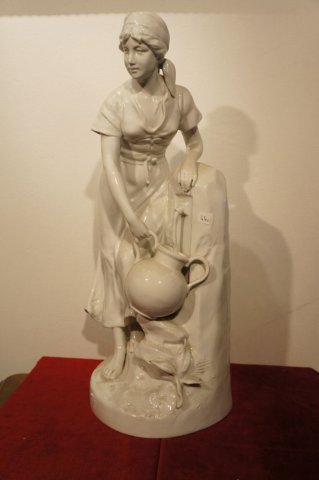 žena s  nádobou