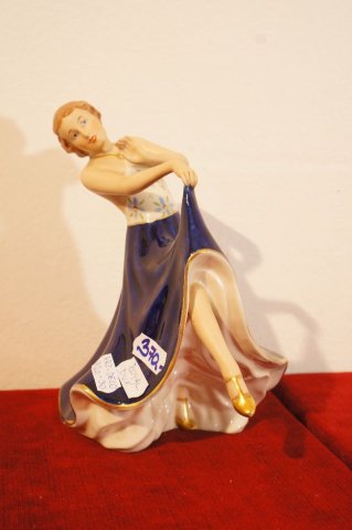žena v šatách